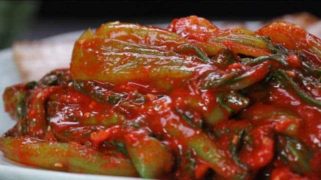 청경채 김치를 곁들인 수육 한 접시