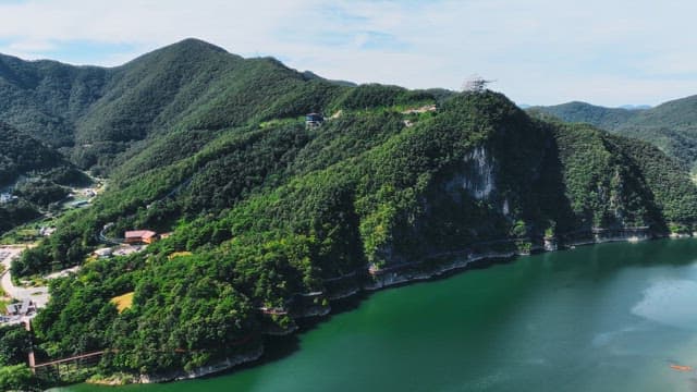 푸른 산과 고요한 강