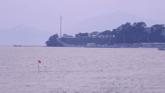 멀리 산이 보이는 해안 마을