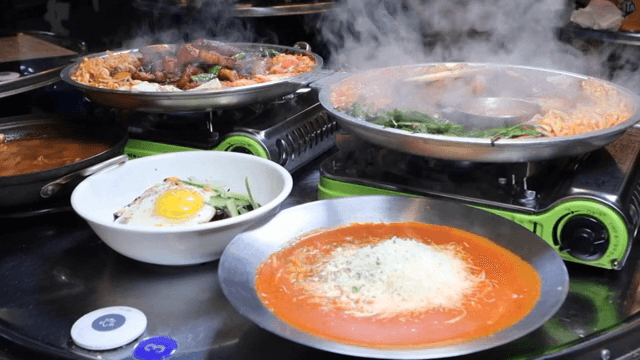 테이블 위의 다양한 요리