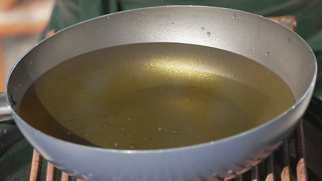 프라이팬에서 가열되는 기름