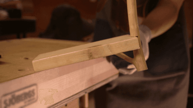 작업장에서 조립된 나무 조각들을 확인하는 장인