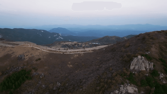 안개가 낀 새벽 산 풍경