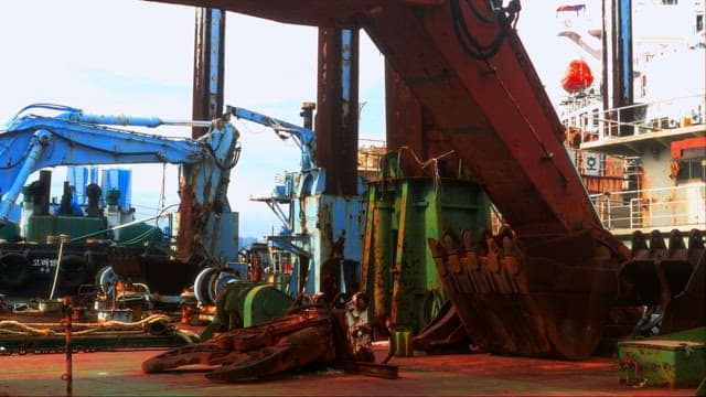 산업 조선소의 분주한 활동