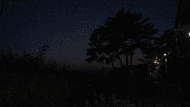 불이 켜진 집과 고요한 밤 풍경