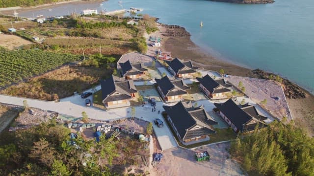 바닷가에 있는 전통 한옥