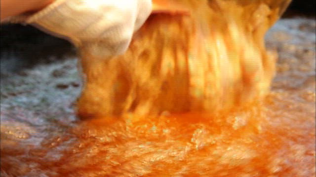 기름에 지글지글 튀겨지는 음식