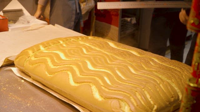 갓 구워진 커다란 빵을 자르기