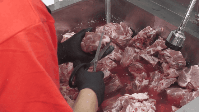 주방에서 가위로 핏물 빠진 가공되는 고기들