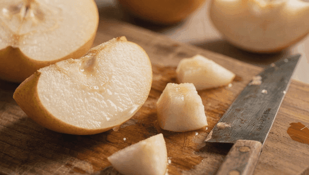 나무 도마 위에 신선한 배 슬라이스