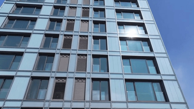 푸른 하늘 아래 현대적인 고층 건물