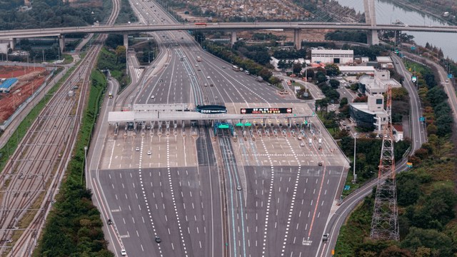 차량이 있는 고속도로 톨게이트