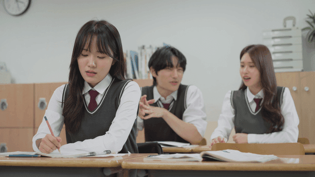 장난에 좌절하며 고개 숙인 학생