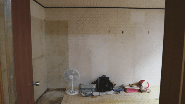 선풍기와 가방이 있는 빈 방
