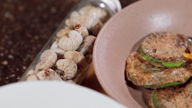 접시에 정갈하게 담긴 애호박전