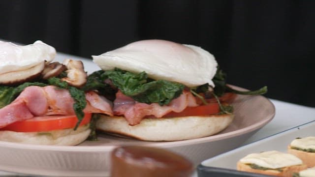 샌드위치 위에 뿌려지는 노란 소스