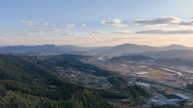 산과 농경지의 광활한 풍경
