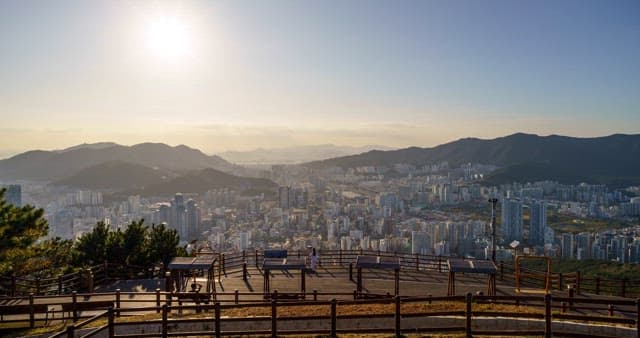 전망대에서 내려다보는 도시의 낮부터 밤까지의 풍경