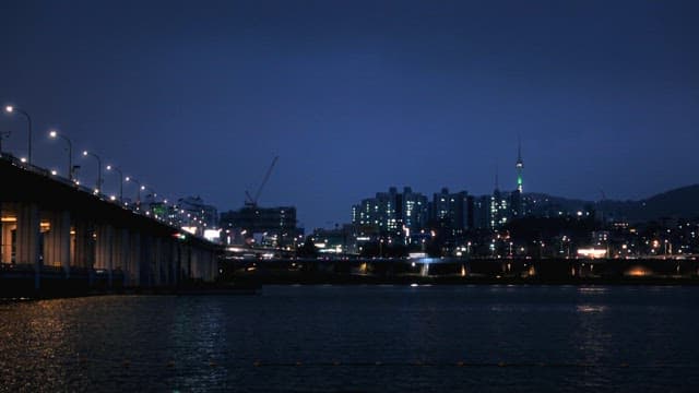 강과 도시 스카이라인의 황혼 전망