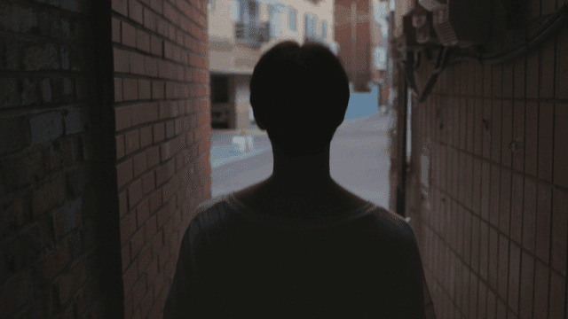 좁은 골목길을 걷는 남자