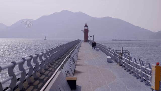 빨간 등대가 있는 긴 부두