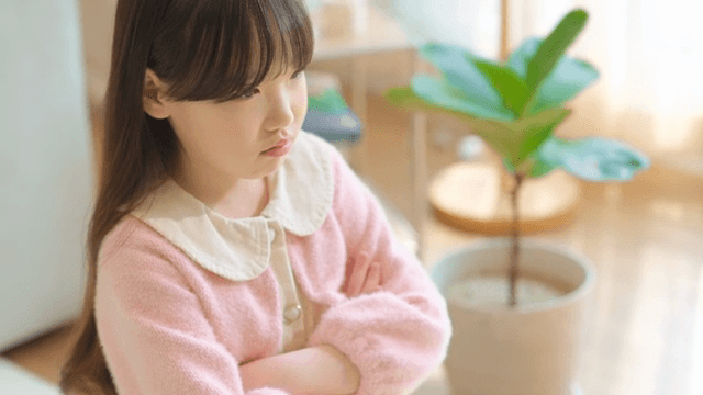 화가 나서 팔짱을 끼는 아이