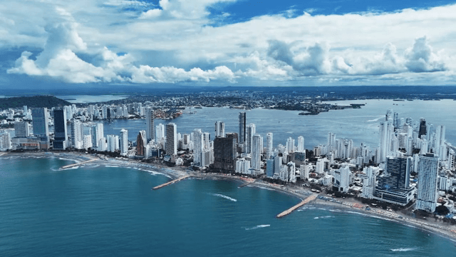 고층 건물이 있는 해안 도시