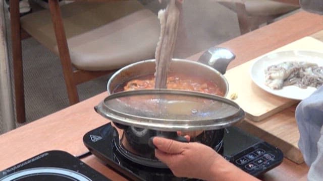 보글보글 끓는 매운탕에 들어가는 낙지