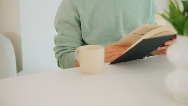 테이블에서 책을 읽는 사람