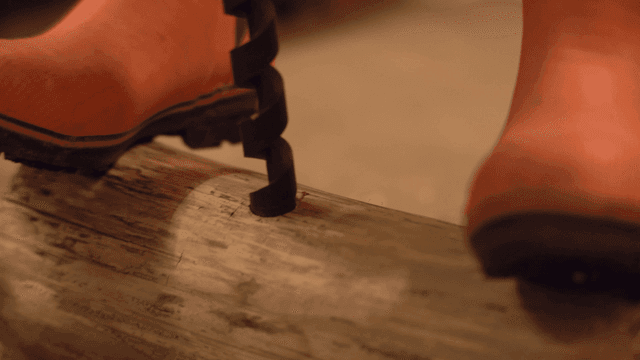 정확하게 나무 통에 드릴 작업