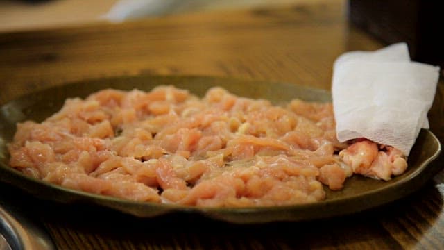 접시에 담긴 생닭 슬라이스