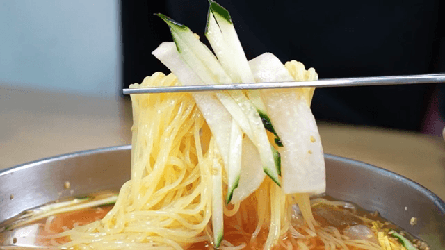 오이와 무가 올려진 냉면