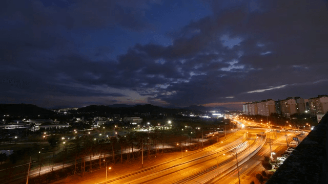 황혼의 바쁜 도로와 도시 풍경