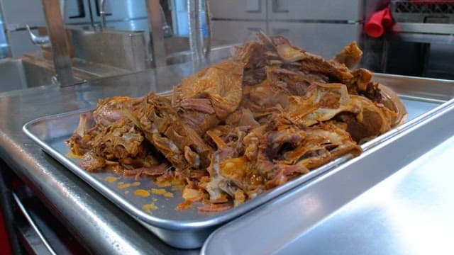 주방의 금속 쟁반 위에 놓인 김이 나는 족발