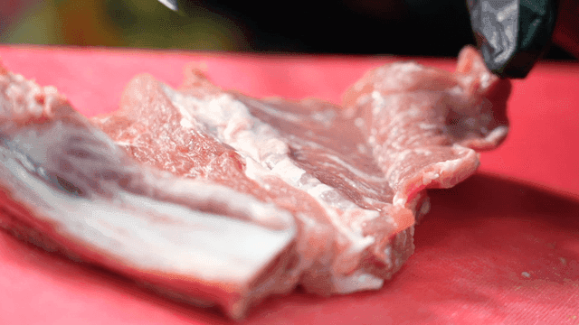 Slicing raw meat with precision
