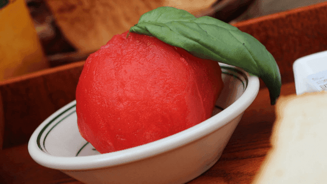 접시에 바질을 얹은 신선한 토마토마리네이드