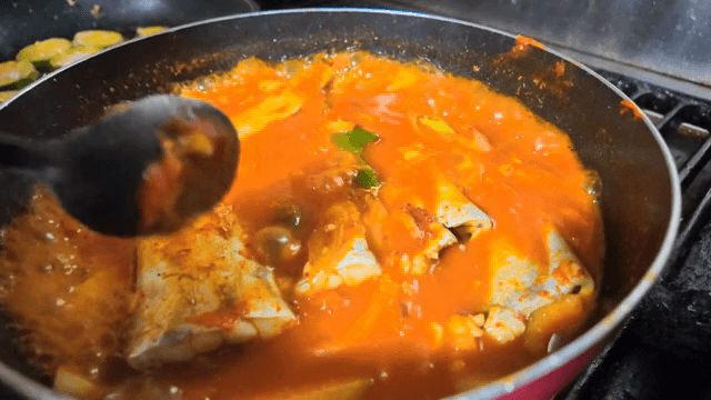냄비에서 끓고 있는 갈치조림