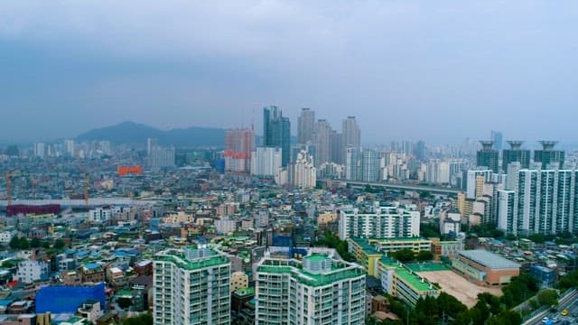 다양한 형태의 건물들이 밀집한 도시의 풍경