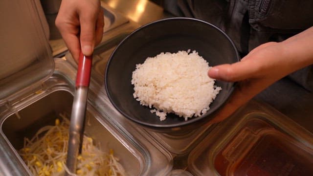 고추장을 둘러 먹는 콩나물 비빔밥 한 그릇