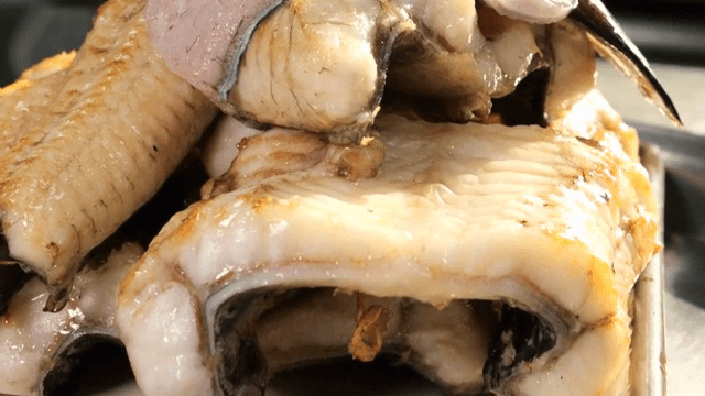 트레이 위에 갓 구운 생선