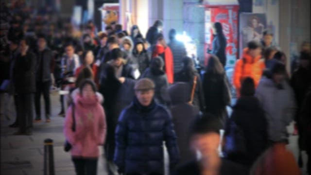 붐비는 도시의 저녁 거리 풍경