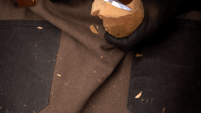 정교하게 나무를 조각하는 사람