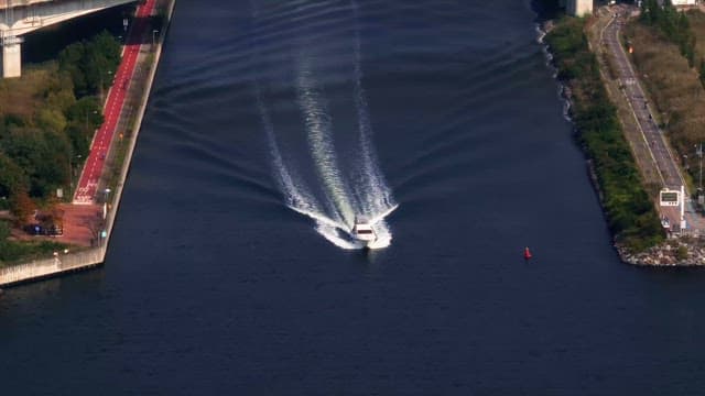 강을 따라 항해하는 보트