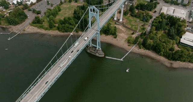 넓은 강을 가로지르는 다리