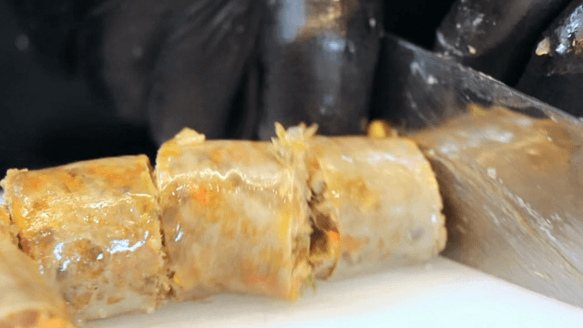 도마 위에서 썰리는 순대