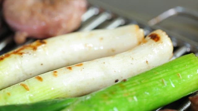 바비큐에서 구운 대파