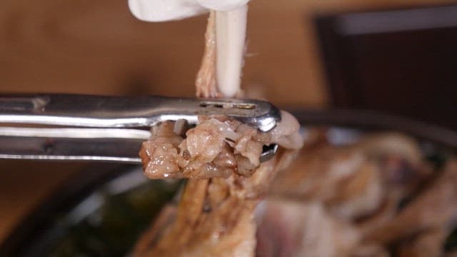 집게로 찢는 돼지수육