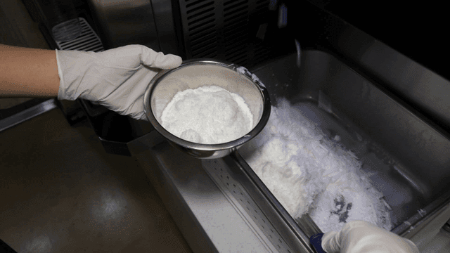 금속 그릇에 얼음을 담는 모습