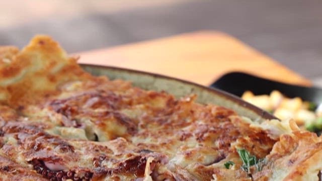 접시에 담긴 해물파전