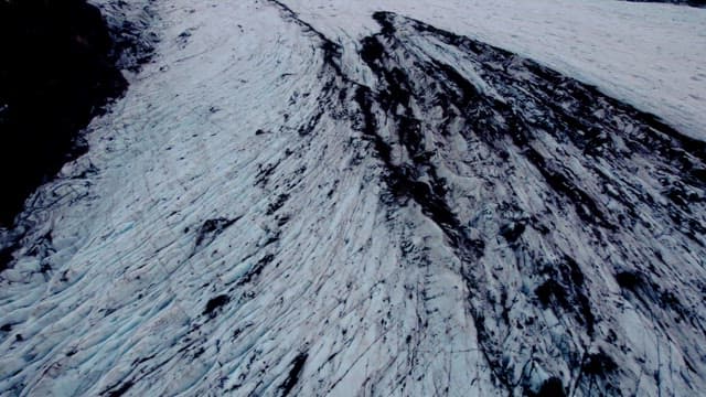 산을 가로지르는 광활한 빙하